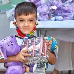 Santiago, 02.03.2021. Soprole donó miles de productos a niños que participan en los programas del Hogar de Cristo. Todo esto a raíz de una columna de opinión publicada por el Hogar de Cristo en enero de este año en donde se planteó: “Sabemos cómo un niño de 4 años es capaz de sacrificarse y no consumir un yogurt entero para reservarle la mitad a uno de sus hermanos, cómo una chica de 10 prefiere bancarse el dolor de pies a decirles a sus padres que requiere zapatillas nuevas y cómo tantos jóvenes que habían vuelto al sistema escolar no regresarán en marzo por la urgencia de generar recursos, de trabajar, para apoyar a sus familias”.
 
Tocados por estas palabras, la empresa de lácteos entregó un mes de colaciones a niños y niñas de la Región Metropolitana. La ceremonia se realizó en el Programa Socioeducativo “Casa Joven” de fundación Súmate.
AGENCIA BLACKOUT