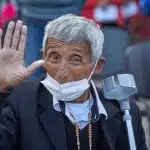 Santiago,  14.04.2022. Lavado de pies en Hogar de Cristo: “La alegría de reencontrarnos”
El jueves santo fue un día emocionante para muchos en el Hogar de Cristo. Tras dos años de pandemia y restricciones, se realizó la ceremonia del lavado de pies con la presencia de acogidos, trabajadores, voluntarios e invitados. Y para no perder la costumbre de lo virtual, la misa también fue transmitida a Chile y al mundo vía streaming. Aquí te contamos más.  
Por María Luisa Galán
Un gran momento de reencuentro se vivió el jueves santo en la Casa de Acogida San Bernardo del Hogar de Cristo. Un poco antes de las 11, hora en que se daba inicio a la tradicional misa de lavado de pies, comenzaron a llegar los participantes de diferentes programas de la Región Metropolitana. Arribaron los que residen en la hospedería Álvaro Lavín del Barrio Yungay, las de la Hospedería de Mujeres, los adultos mayores de la Casa de Acogida Joss Van der Rest y los que asisten al Programa Ambulatorio Calle, todos estos últimos ubicados en Estación Central.
Se sumaron también los beneficiarios del programa Vivienda Primero, quienes viven en la Casa de Acogida de Puente Alto, los profesionales de la Red Calle de San Bernardo, PAFAM de La Granja, voluntarios y trabajadores. Y dado que en estos dos años de pandemia la tecnología avanzó tanto, hubo otro grupo conectado de forma virtual desde diferentes partes de Chile y el mundo. Concepción, Valparaíso, Temuco, Buenos Aires, por ejemplo. 
Todo fue al aire libre y aunque coincidió con la puesta en marcha de la flexibilización del uso de las mascarillas, todos los presentes tomaron los debidos cuidados sanitarios y mantuvieron sus tapabocas y distancias. 
A las 11 en punto comenzó el oficio religioso presidido por el capellán general del Hogar de Cristo, el sacerdote jesuita José Yuraszeck. Pero antes de dar rienda suelta a la ceremonia, el dueño de casa, el jefe de la Casa de Acogida de San Bernardo, Sebastián Rojas, señaló: “Para mí es emocionante tener a todos reunidos. Sigan creyéndose el cuento de que ustedes son Cristo porque esta casa es de Cristo, ustedes son los protagonistas principales”.
La prédica estuvo conmovedora. Tras dos años de pandemia y restricciones, se pudo celebrar la semana santa de forma presencial. “Quiero compartir la alegría profunda de este momento. Se me llenan los ojos de lágrimas y emoción de poder encontrarnos. Nuestra vida ha estado tan amenazada estos últimos años. Hemos tenido que cuidarnos, encerrarnos, implementar distintas medidas que han sido extraordinarias y nos han hecho estar lejos unos de otros”, dijo lleno de emoción el capellán José Yuraszeck. 
La misa continuó con las lecturas correspondientes a la fecha, el lavado de pies a un acogido, un voluntario y un trabajador del Hogar de Cristo y la entrega de ofrendas hechas por los mismos habitantes de la Casa de Acogida de San Bernardo. Una vez finalizado el servicio, se repartió pan y uvas a los asistentes.

AGENCIA BLACKOUT